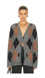 WAO Argyle Sweater Cardigan in Grey - WAO Argyle Pull Cardigan en Gris - WAO 灰色菱形图案毛衣开衫 - WAO Argyle-Pullover-Cardigan in Grau - WAO 아가일 스웨터 가디건그레이 색상 - Cardigan maglione WAO Argyle in grigio