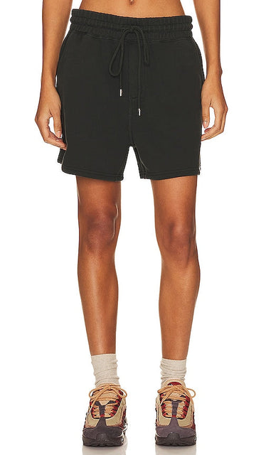 WAO The Fleece Short in Black - WAO Le short en polaire en noir - WAO 黑色抓绒短裤 - WAO Die Fleece-Shorts in Schwarz - WAO The 플리스 쇼츠 블랙 색상 - WAO I pantaloncini in pile in nero