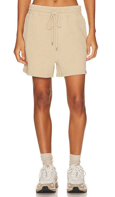 WAO The Fleece Short in Tan - WAO Le short en polaire en beige - WAO 黄褐色抓绒短裤 - WAO Die Fleece-Shorts in Hellbraun - WAO The Fleece 쇼츠 - WAO I pantaloncini in pile color marrone chiaro
