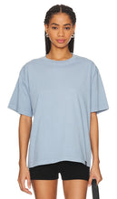 WAO The Relaxed Tee in Baby Blue - WAO Le t-shirt décontracté en bleu bébé - WAO 淡蓝色休闲 T 恤 - WAO Das entspannte T-Shirt in Babyblau - WAO 릴랙스 티셔츠 - WAO La maglietta rilassata in baby blue