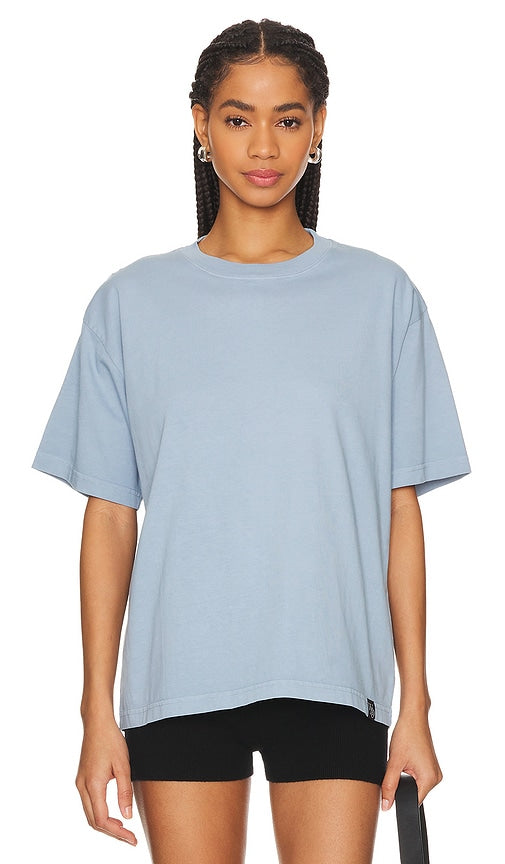 WAO The Relaxed Tee in Baby Blue - WAO Le t-shirt décontracté en bleu bébé - WAO 淡蓝色休闲 T 恤 - WAO Das entspannte T-Shirt in Babyblau - WAO 릴랙스 티셔츠 - WAO La maglietta rilassata in baby blue