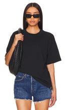 WAO The Relaxed Tee in Black - WAO Le t-shirt décontracté en noir - WAO 黑色休闲 T 恤 - WAO Das entspannte T-Shirt in Schwarz - WAO 릴렉스드 티셔츠 블랙 색상 - WAO La maglietta rilassata in nero