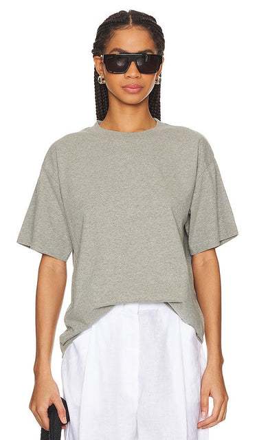 WAO The Relaxed Tee in Grey - WAO Le t-shirt décontracté en gris - WAO 灰色休闲 T 恤 - WAO Das entspannte T-Shirt in Grau - WAO 릴랙스 티셔츠 색상 - WAO La maglietta rilassata in grigio