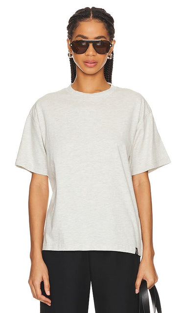 WAO The Relaxed Tee in Grey - WAO Le t-shirt décontracté en gris - WAO 灰色休闲 T 恤 - WAO Das entspannte T-Shirt in Grau - WAO 릴랙스 티셔츠 색상 - WAO La maglietta rilassata in grigio