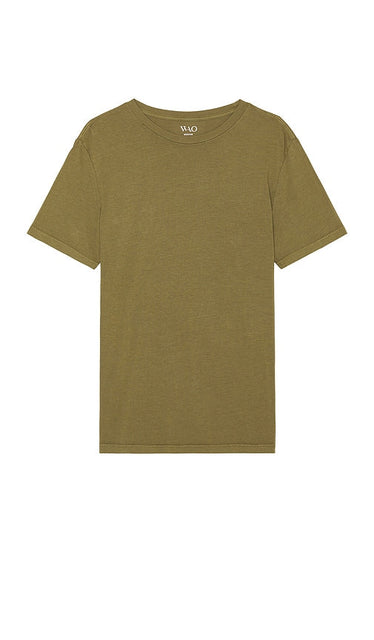 WAO The Standard Tee in Olive - WAO Le t-shirt standard en olive - WAO 橄榄色标准 T 恤 - WAO Das Standard-T-Shirt in Oliv - WAO THE STANDARD 티셔츠 - WAO La maglietta standard in verde oliva