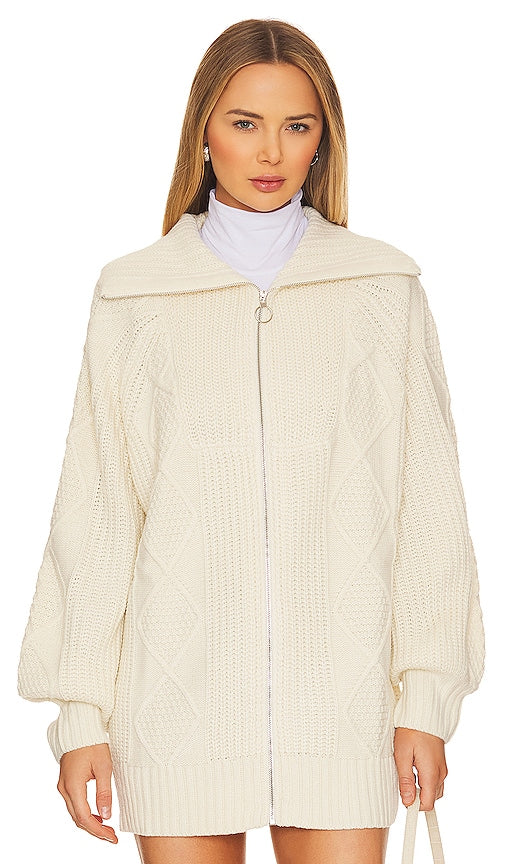 WeWoreWhat Chunky Cable Knit Zip Up in Ivory - WeWoreWhat - Fermeture éclair en grosse maille torsadée - Ivoire - WeWoreWhat 象牙色粗绞花针织拉链衫 - WeWoreWhat Grobstrickpullover mit Zopfmuster und Reißverschluss in Elfenbein - WeWoreWhat 청키 케이블 니트 집업 아이보리 색상 - WeWoreWhat Grossa treccia lavorata a maglia con zip in avorio