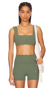 WeWoreWhat Bandeau Sports Bra in Army - WeWoreWhat - Soutien-gorge de sport bandeau - Armée - WeWoreWhat 军装抹胸运动文胸 - WeWoreWhat Bandeau-Sport-BH in Army - WeWoreWhat 반두 스포츠 브라 - WeWoreWhat Reggiseno sportivo a fascia nell'esercito