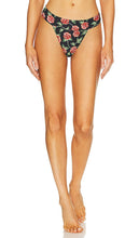 WeWoreWhat Cheeky High Leg Bikini Bottom in Black - WeWoreWhat - Bas de bikini coquin à échancrure - Noir - WeWoreWhat 黑色厚脸高腿比基尼泳裤 - WeWoreWhat Freche Bikinihose mit hohem Beinausschnitt in Schwarz - WeWoreWhat 치키 하이 레그 비키니 하의 블랙 색상 - WeWoreWhat Slip bikini sfacciato a gamba alta in nero