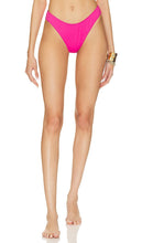 WeWoreWhat Classic Bikini Bottom in Pink - Bas de bikini classique WeWoreWhat en rose - WeWoreWhat 经典粉色比基尼泳裤 - WeWoreWhat klassisches Bikini-Unterteil in Rosa - WeWoreWhat 클래식 비키니 하의 핑크 색상 - WeWoreWhat Fondo bikini classico in rosa