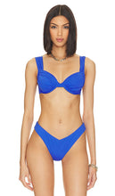 WeWoreWhat Claudia Bikini Top in Blue - WeWoreWhat - Haut de bikini Claudia en bleu - WeWoreWhat Claudia 蓝色比基尼上衣 - WeWoreWhat Claudia Bikinioberteil in Blau - WeWoreWhat Claudia 비키니 탑 블루 색상 - Top bikini WeWoreWhat Claudia in blu