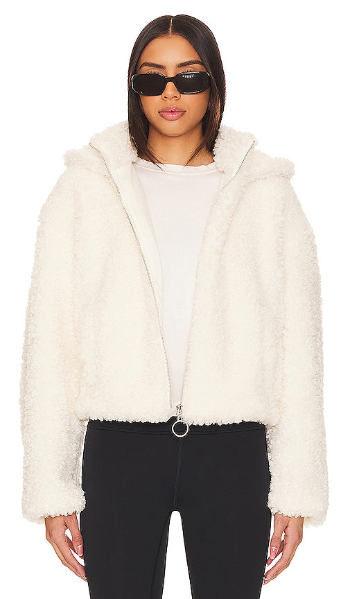 WeWoreWhat Curly Sherpa Jacket in Ivory - Veste Sherpa bouclée WeWoreWhat en ivoire - WeWoreWhat 象牙色卷曲夏尔巴夹克 - WeWoreWhat Curly Sherpa Jacke in Elfenbein - WeWoreWhat 컬리 셰르파 재킷 - Giacca WeWoreWhat Sherpa riccia in avorio