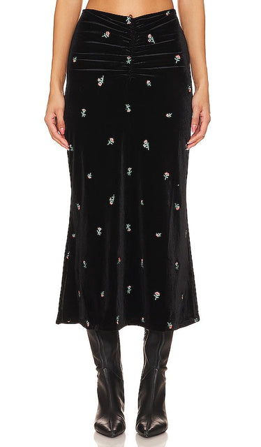 WeWoreWhat Embroidered Velvet Ruched Midi Skirt in Black - WeWoreWhat - Jupe mi-longue froncée en velours brodé - Noir - WeWoreWhat 黑色刺绣天鹅绒褶饰中长半身裙 - WeWoreWhat bestickter, geraffter Midirock aus Samt in Schwarz - WeWoreWhat 자수 벨벳 주름 장식 미디 스커트블랙 색상 - Gonna longuette con volant in velluto ricamato WeWoreWhat in nero