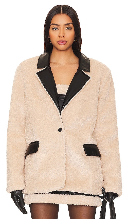 WeWoreWhat Faux Fur Blazer in Ivory - WeWoreWhat - Blazer en fausse fourrure ivoire - WeWoreWhat 象牙色人造皮草西装外套 - WeWoreWhat Kunstpelz-Blazer in Elfenbein - WeWoreWhat 인조 퍼 블레이저 아이보리 색상 - WeWoreWhat Blazer in pelliccia sintetica color avorio