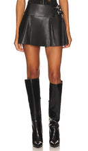 WeWoreWhat Faux Leather Buckle Mini Skort in Black - WeWoreWhat - Mini-jupe-short à boucle en similicuir - Noir - WeWoreWhat 黑色人造皮革搭扣迷你裙裤 - WeWoreWhat Mini-Skort aus Kunstleder mit Schnalle in Schwarz - WeWoreWhat 인조 가죽 버클 미니 스커트 (블랙) - WeWoreWhat Mini gonna pantalone con fibbia in ecopelle in nero
