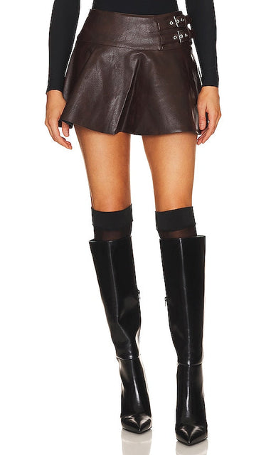 WeWoreWhat Faux Leather Buckle Mini Skort in Brown - WeWoreWhat - Mini-jupe-short à boucle en similicuir - Marron - WeWoreWhat 棕色人造皮革搭扣迷你裙裤 - WeWoreWhat Mini-Skort aus Kunstleder mit Schnalle in Braun - WeWoreWhat 인조 가죽 버클 미니 스커트 브라운 색상 - WeWoreWhat Mini gonna pantalone con fibbia in ecopelle in marrone