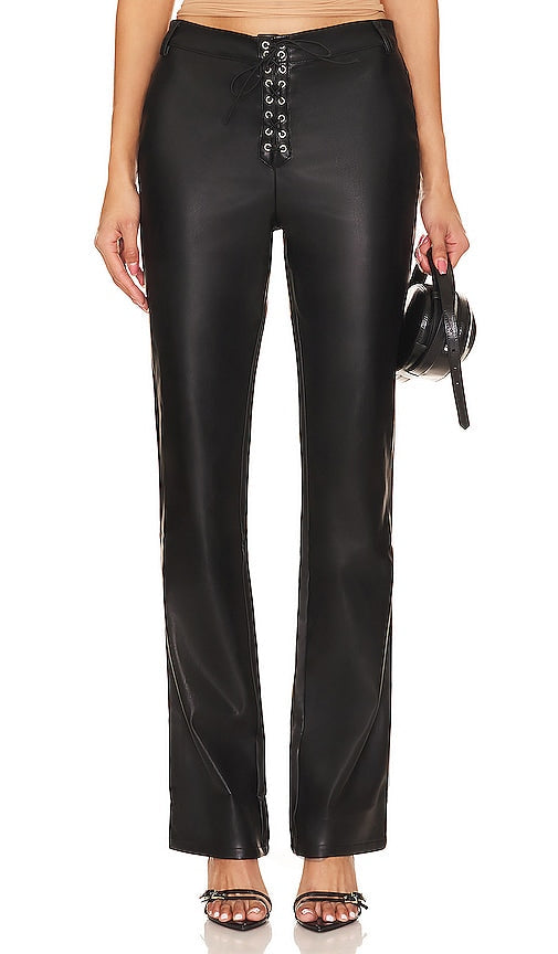 WeWoreWhat Faux Leather Lace Front Pant in Black - WeWoreWhat - Pantalon en similicuir avec dentelle sur le devant - Noir - WeWoreWhat 黑色人造皮革蕾丝前裤 - WeWoreWhat Kunstleder-Hose mit Spitzenfront in Schwarz - WeWoreWhat 인조 가죽 레이스 프론트 팬츠블랙 색상 - WeWoreWhat Pantaloni con parte anteriore in pizzo in ecopelle in nero