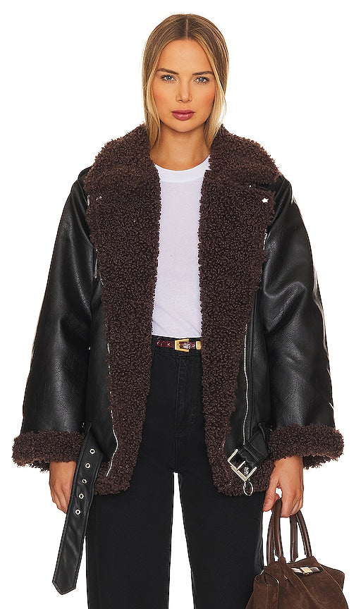 WeWoreWhat Oversized Sherpa Moto Jacket in Black - WeWoreWhat - Veste de moto oversize en sherpa - Noir - WeWoreWhat 黑色大廓形仿羊羔绒机车夹克 - WeWoreWhat Übergroße Sherpa-Motorradjacke in Schwarz - WeWoreWhat 오버사이즈 셰르파 모토 재킷블랙 색상 - WeWoreWhat Giacca da moto Sherpa oversize in nero