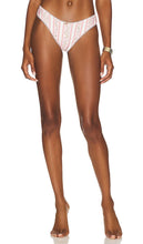 WeWoreWhat Rosette Scoop Bikini Bottom in Pink - WeWoreWhat - Bas de bikini échancré Rosette - Rose - WeWoreWhat 粉色玫瑰花汤匙比基尼泳裤 - WeWoreWhat Rosette U-Ausschnitt-Bikiniunterteil in Rosa - WeWoreWhat Rosette 스쿠프 비키니 하의 핑크 색상 - WeWoreWhat Rosette Scoop Slip bikini in rosa