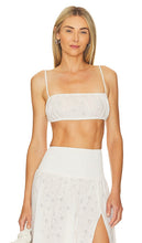 WeWoreWhat Ruched Bra Top in White - WeWoreWhat - Haut soutien-gorge froncé en blanc - WeWoreWhat 白色褶饰文胸上衣 - WeWoreWhat gerafftes BH-Oberteil in Weiß - WeWoreWhat 루치드 브라탑 화이트 색상 - WeWoreWhat Reggiseno con volant in bianco
