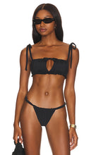WeWoreWhat Ruched Ruffle Bikini Top in Black - WeWoreWhat - Haut de bikini froncé à volants en noir - WeWoreWhat 黑色褶饰荷叶边比基尼上衣 - WeWoreWhat gerafftes Rüschen-Bikinioberteil in Schwarz - WeWoreWhat 러플 러플 비키니 탑블랙 색상 - WeWoreWhat Top bikini con volant con volant in nero