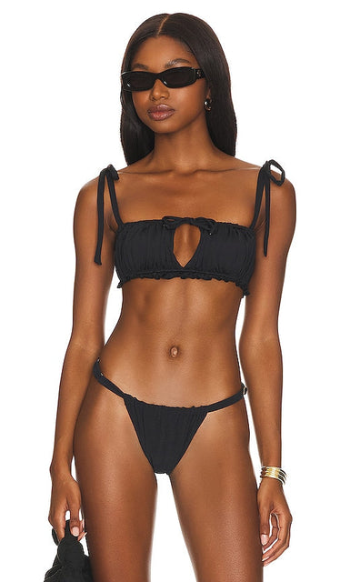 WeWoreWhat Ruched Ruffle Bikini Top in Black - WeWoreWhat - Haut de bikini froncé à volants en noir - WeWoreWhat 黑色褶饰荷叶边比基尼上衣 - WeWoreWhat gerafftes Rüschen-Bikinioberteil in Schwarz - WeWoreWhat 러플 러플 비키니 탑블랙 색상 - WeWoreWhat Top bikini con volant con volant in nero