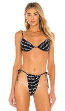 WeWoreWhat Ruched Underwire Bikini Top in Black - WeWoreWhat - Haut de bikini froncé à armatures en noir - WeWoreWhat 黑色褶饰钢托比基尼上衣 - WeWoreWhat gerafftes Bügel-Bikinioberteil in Schwarz - WeWoreWhat 루치드 언더와이어 비키니 탑블랙 색상 - Top bikini con ferretto e arricciatura WeWoreWhat in nero
