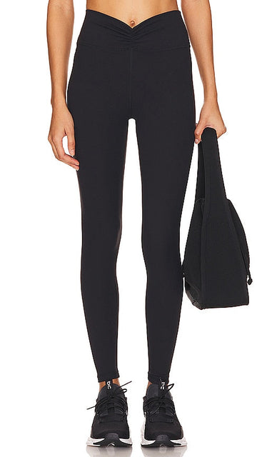 WeWoreWhat Ruched V Legging in Black - WeWoreWhat - Legging froncé en V - Noir - WeWoreWhat 黑色褶皱 V 打底裤 - WeWoreWhat geraffte V-Leggings in Schwarz - WeWoreWhat 루치드 V 레깅스 블랙 색상 - WeWoreWhat legging a V con ruches in nero