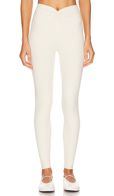 WeWoreWhat Ruched V Legging in Cream - WeWoreWhat - Legging froncé en V - Crème - WeWoreWhat 奶油色褶皱 V 打底裤 - WeWoreWhat geraffte V-Leggings in Creme - WeWoreWhat 루치드 V 레깅스 - WeWoreWhat Legging a V con ruches color crema