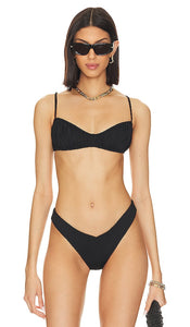 WeWoreWhat Scrunchie Bikini Top in Black - WeWoreWhat - Haut de bikini chouchou en noir - WeWoreWhat 黑色发圈比基尼上衣 - WeWoreWhat Scrunchie-Bikinioberteil in Schwarz - WeWoreWhat 스크런치 비키니 탑블랙 색상 - Top bikini WeWoreWhat Scrunchie in nero
