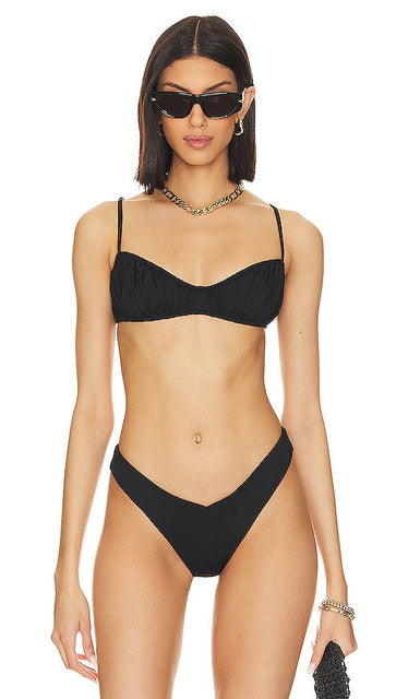WeWoreWhat Scrunchie Bikini Top in Black - WeWoreWhat - Haut de bikini chouchou en noir - WeWoreWhat 黑色发圈比基尼上衣 - WeWoreWhat Scrunchie-Bikinioberteil in Schwarz - WeWoreWhat 스크런치 비키니 탑블랙 색상 - Top bikini WeWoreWhat Scrunchie in nero