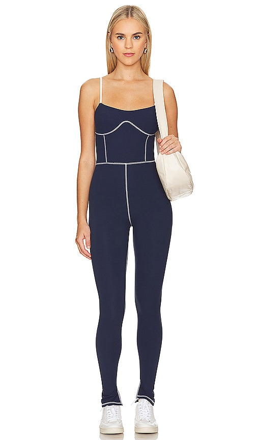 WeWoreWhat Silhouette Ankle Flare Jumpsuit in Navy - WeWoreWhat - Combinaison évasée à la cheville Silhouette - Bleu marine - WeWoreWhat Silhouette 海军蓝踝喇叭连身裤 - WeWoreWhat Silhouette Ankle Flare Jumpsuit in Marineblau - WeWoreWhat 실루엣 앵클 플레어 점프수트 색상 네이비 - Tuta svasata alla caviglia WeWoreWhat Silhouette in blu scuro