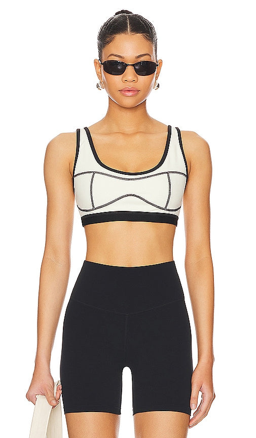 WeWoreWhat Silhouette Sports Bra in Cream - WeWoreWhat - Soutien-gorge de sport Silhouette - Crème - WeWoreWhat Silhouette 奶油色运动文胸 - WeWoreWhat Silhouette Sport-BH in Creme - WeWoreWhat 실루엣 스포츠 브라크림 색상 - Reggiseno sportivo WeWoreWhat Silhouette in crema