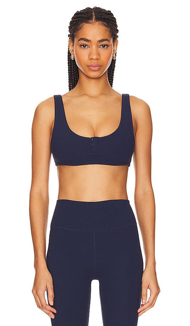 WeWoreWhat Snap Front Sports Bra in Navy - WeWoreWhat - Soutien-gorge de sport à boutons-pression sur le devant - Bleu marine - WeWoreWhat 海军蓝前按扣运动文胸 - WeWoreWhat Sport-BH mit Druckknöpfen vorne in Marineblau - WeWoreWhat 스냅 프론트 스포츠 브라 - WeWoreWhat Reggiseno sportivo con chiusura frontale in blu navy