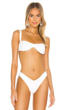 WeWoreWhat Sorrento Bikini Top in White - WeWoreWhat - Haut de bikini Sorrento en blanc - WeWoreWhat 白色索伦托比基尼上衣 - WeWoreWhat Sorrento Bikinioberteil in Weiß - WeWoreWhat Sorrento 비키니 탑 화이트 색상 - Top bikini WeWoreWhat Sorrento in bianco
