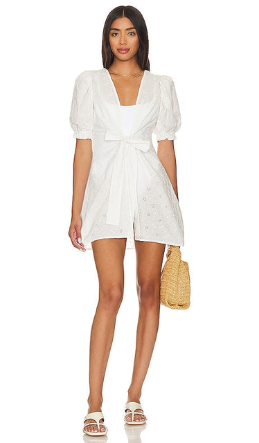 WeWoreWhat Tie Front Mini Dress in White - WeWoreWhat - Robe courte nouée sur le devant en blanc - WeWoreWhat 白色正面系带迷你连衣裙 - WeWoreWhat Minikleid mit Schnürung vorne in Weiß - WeWoreWhat 타이 프론트 미니 드레스화이트 색상 - WeWoreWhat Mini abito con cravatta sul davanti in bianco