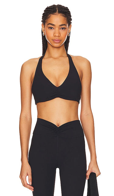 WeWoreWhat V Neck Halter Sports Bra in Black - WeWoreWhat - Soutien-gorge de sport dos nu à col en V - Noir - WeWoreWhat 黑色 V 领挂脖运动文胸 - WeWoreWhat Neckholder-Sport-BH mit V-Ausschnitt in Schwarz - WeWoreWhat 브이넥 홀터 스포츠 브라블랙 색상 - Reggiseno sportivo WeWoreWhat con scollo a V e scollo a V in nero