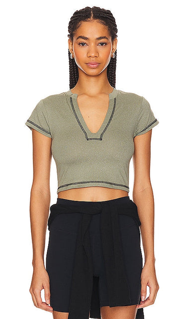 WeWoreWhat V Neck Tee in Army - WeWoreWhat - T-shirt à col en V - Armée - WeWoreWhat 军装 V 领 T 恤 - WeWoreWhat T-Shirt mit V-Ausschnitt in Army - WeWoreWhat 브이넥 티셔츠 - WeWoreWhat T-shirt con scollo a V nell'esercito