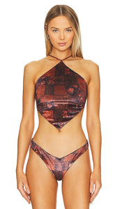 WeWoreWhat Velvet Bungee Bandana Bikini Top in Burgundy - WeWoreWhat - Haut de bikini bandana élastique en velours bordeaux - WeWoreWhat 酒红色天鹅绒松紧头巾比基尼上衣 - WeWoreWhat Samt-Bungee-Bandana-Bikinioberteil in Burgund - WeWoreWhat 벨벳 번지 반다나 비키니 탑 - Top bikini Bandana in velluto Bungee WeWoreWhat in Borgogna
