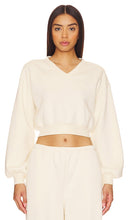 WellBeing + BeingWell Juno Cropped Sweatshirt in Ivory - WellBeing + BeingWell - Juno - Sweat-shirt court en ivoire - WellBeing + BeingWell Juno 象牙色短款运动衫 - WellBeing + BeingWell Juno Kurzes Sweatshirt in Elfenbein - WellBeing + BeingWell Juno 크롭 스웨트셔츠 in Ivory - Felpa corta WellBeing + BeingWell Juno in avorio