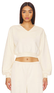 WellBeing + BeingWell Juno Cropped Sweatshirt in Ivory - WellBeing + BeingWell - Juno - Sweat-shirt court en ivoire - WellBeing + BeingWell Juno 象牙色短款运动衫 - WellBeing + BeingWell Juno Kurzes Sweatshirt in Elfenbein - WellBeing + BeingWell Juno 크롭 스웨트셔츠 in Ivory - Felpa corta WellBeing + BeingWell Juno in avorio