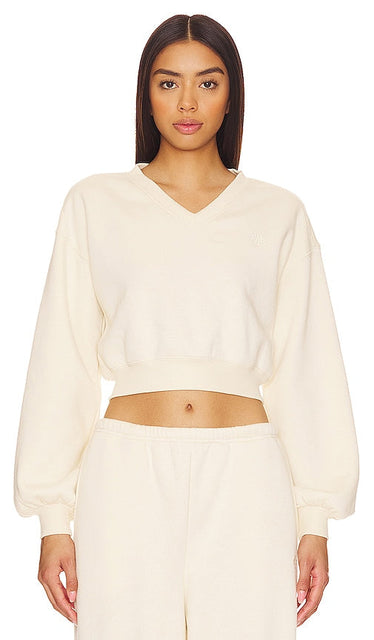 WellBeing + BeingWell Juno Cropped Sweatshirt in Ivory - WellBeing + BeingWell - Juno - Sweat-shirt court en ivoire - WellBeing + BeingWell Juno 象牙色短款运动衫 - WellBeing + BeingWell Juno Kurzes Sweatshirt in Elfenbein - WellBeing + BeingWell Juno 크롭 스웨트셔츠 in Ivory - Felpa corta WellBeing + BeingWell Juno in avorio