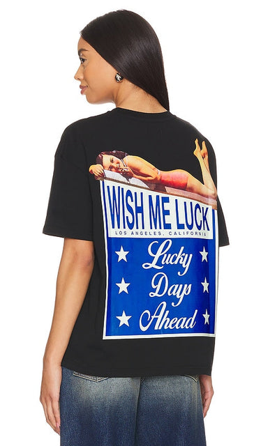 Wish Me Luck Lucky Days Ahead T-Shirt in Black - T-shirt Wish Me Luck Lucky Days Ahead en noir - Wish Me Luck Lucky Days Ahead 黑色 T 恤 - Wish Me Luck Lucky Days Ahead T-Shirt in Schwarz - Wish Me Luck Lucky Days Ahead 티셔츠블랙 색상 - T-shirt Wish Me Luck Lucky Days Ahead in nero