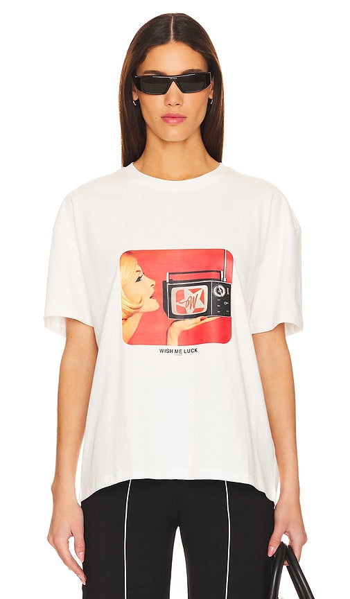 Wish Me Luck TV T-Shirt in White - T-shirt TV Wish Me Luck en blanc - 祝我好运白色电视 T 恤 - Wünsch mir Glück TV-T-Shirt in Weiß - Wish Me Luck TV 티셔츠화이트 색상 - T-shirt TV Wish Me Luck in bianco