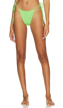 YEAR OF OURS Rib String Bikini Bottom in Green - Bas de bikini côtelé YEAR OF OURS en vert - YEAR OF OURS 绿色罗纹比基尼泳裤 - YEAR OF OURS Rib-String-Bikinihose in Grün - YEAR OF OURS 립 스트링 비키니 하의 그린 색상 - ANNO DEL NOSTRO Slip bikini con perizoma a coste in verde