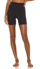 Yummie Bria No Roll Short in Black - Short Yummie Bria No Roll en noir - Yummie Bria 黑色无卷短裤 - Yummie Bria No Roll Short in Schwarz - Yummie Bria 노롤 쇼츠 블랙 색상 - Yummie Bria No Roll Short in nero