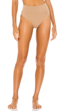 Yummie Liliana Thong in Tan - String Yummie Liliana en beige - Yummie Liliana 黄褐色丁字裤 - Yummie Liliana Tanga in Hellbraun - Yummie Liliana 끈 팬티 - Perizoma Yummie Liliana color marrone chiaro