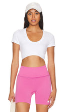 alo Seamless Ribbed Serene Short Sleeve Top in White - alo - Haut côtelé sans couture Serene à manches courtes en blanc - alo 白色无缝罗纹 Serene 短袖上衣 - alo Seamless Ribbed Serene Kurzarm-Oberteil in Weiß - alo 심리스 골지 세렌 반소매 탑 화이트 색상 - alo Top a maniche corte Serene a coste senza cuciture in bianco