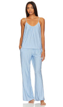 eberjey Gisele Cami & Pant PJ Set in Baby Blue - eberjey Ensemble pyjama caraco et pantalon Gisele en bleu bébé - eberjey Gisele 淡蓝色吊带背心和长裤睡衣套装 - Eberjey Gisele Cami & Pant PJ Set in Babyblau - eberjey 지젤 캐미 & 팬츠 파자마 세트 - eberjey Gisele Cami e Pantalone PJ Set in Baby Blue