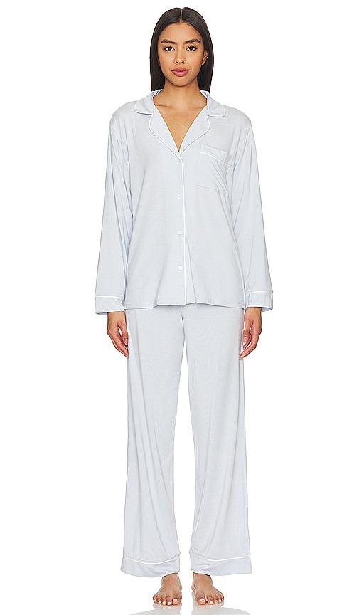 eberjey Gisele Long PJ Set in Baby Blue - eberjey Ensemble pyjama long Gisele en bleu bébé - eberjey Gisele 淡蓝色长睡衣套装 - Eberjey Gisele Langes Pyjama-Set in Babyblau - eberjey 지젤 롱 파자마 세트 - eberjey Pigiama lungo Gisele in celeste