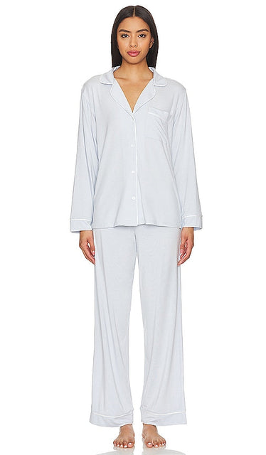 eberjey Gisele Long PJ Set in Baby Blue - eberjey Ensemble pyjama long Gisele en bleu bébé - eberjey Gisele 淡蓝色长睡衣套装 - Eberjey Gisele Langes Pyjama-Set in Babyblau - eberjey 지젤 롱 파자마 세트 - eberjey Pigiama lungo Gisele in celeste